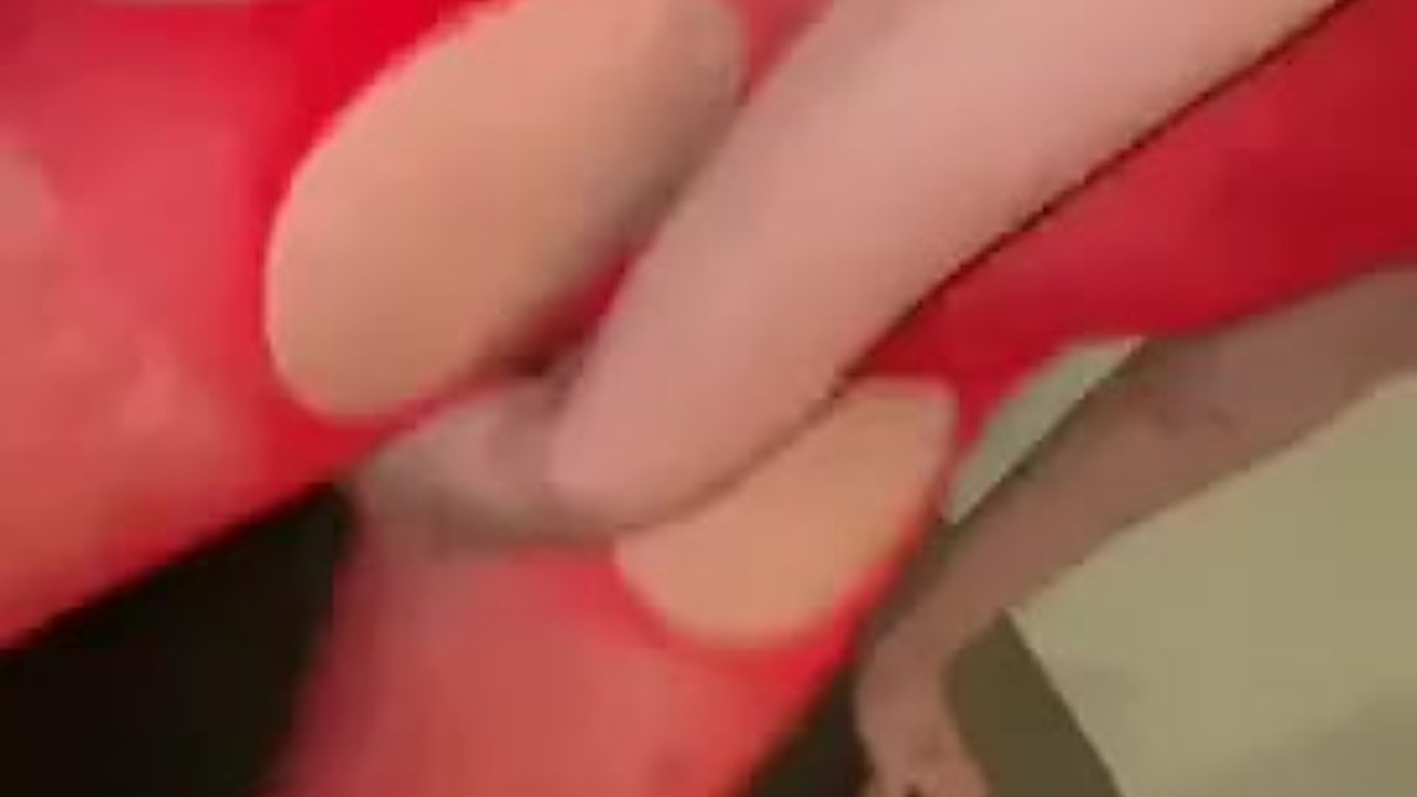Chica caliente se masturba en su hora de trabajo desde casa
