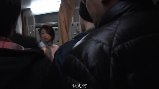 T28-390空乘航班上的黑丝巨乳空姐篠田步美是乘客们的性欲处理内射肉便器