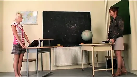 Threesome pussy fucking in the college