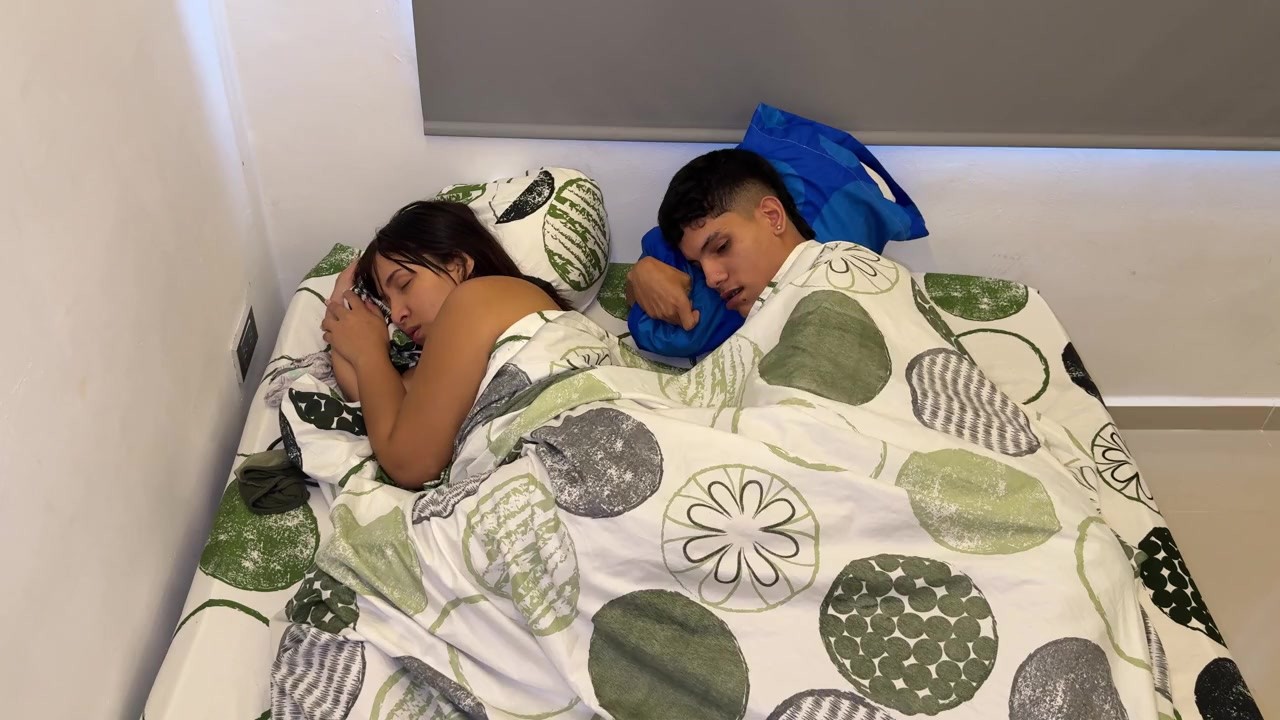 Mi madrastra y yo compartimos cama y ella termina metiendose mi gran polla en su rico coño