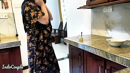 enak laki-laki tukang bersih-bersih pengen minum susu brest dari tante seksi asia