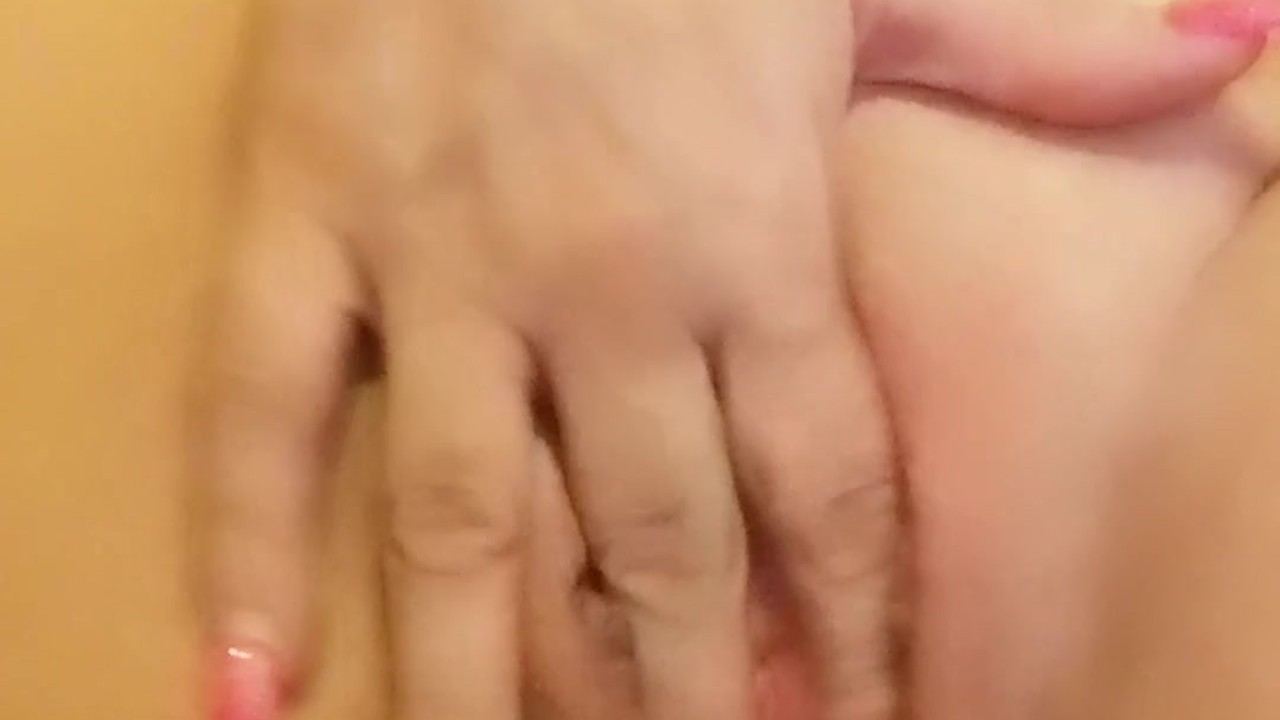 Playing with my fat pussy
