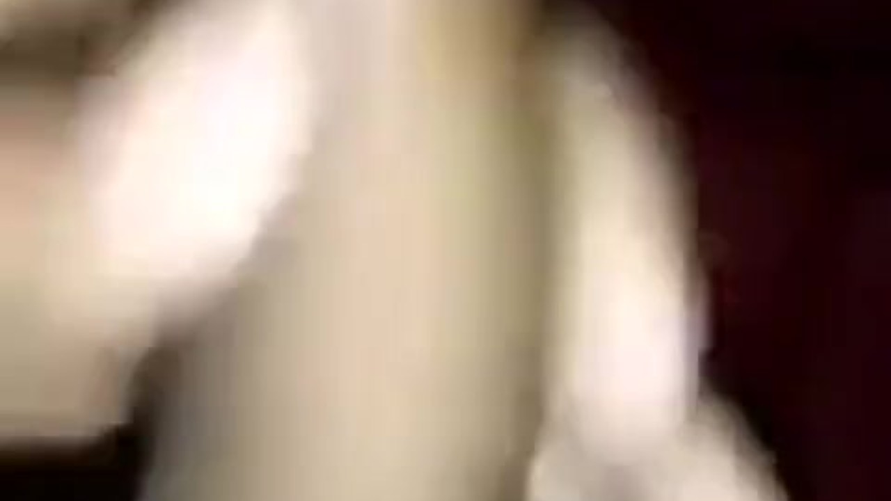 ESTOY JUGANDO CON MI POLLA PELUDA VEN A VER