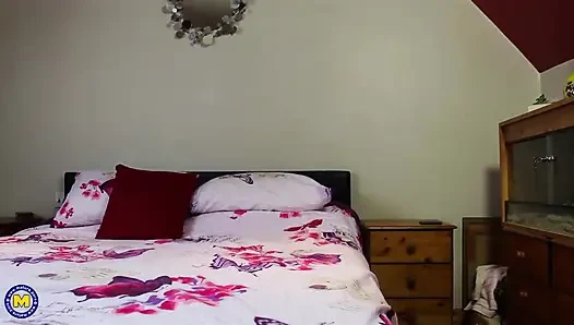 Chubby mature dyke and young bbw seducing each other's cunt orally