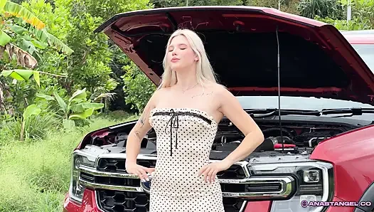 Helpful Runner Finds Panties in the Engine and Gets the Best Thank-you Sex Ever