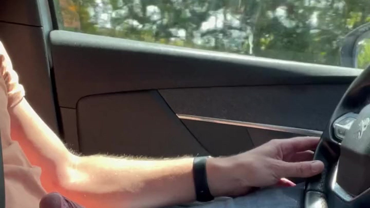 Je masturbe ma grosse bite dans la voiture et grosse ejaculation risquée en extérieur