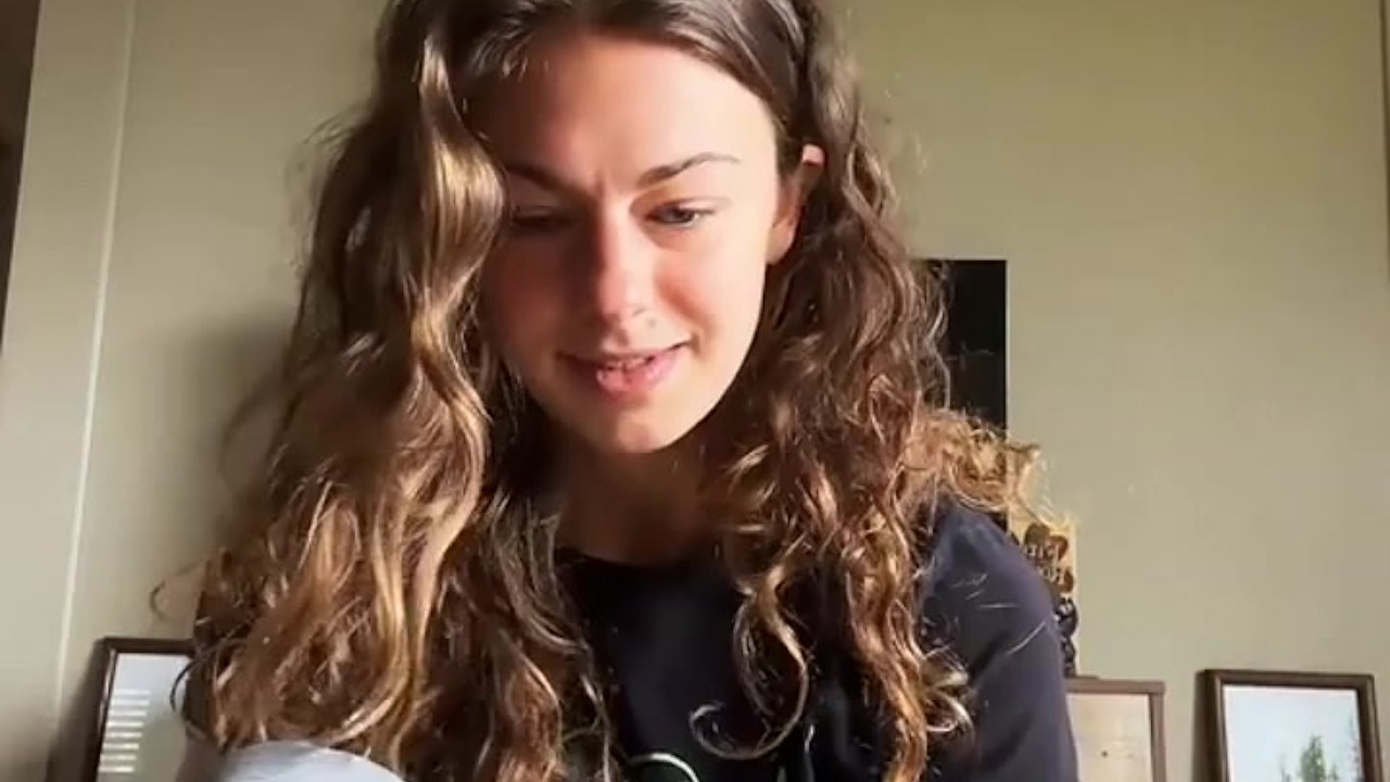 tiktok girl Live with massage gun