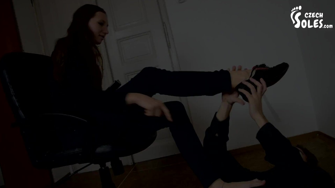 Sneakers and bare feet after running (long toes, 18 y/o feet, foot worship, sweaty feet, foot sniff)