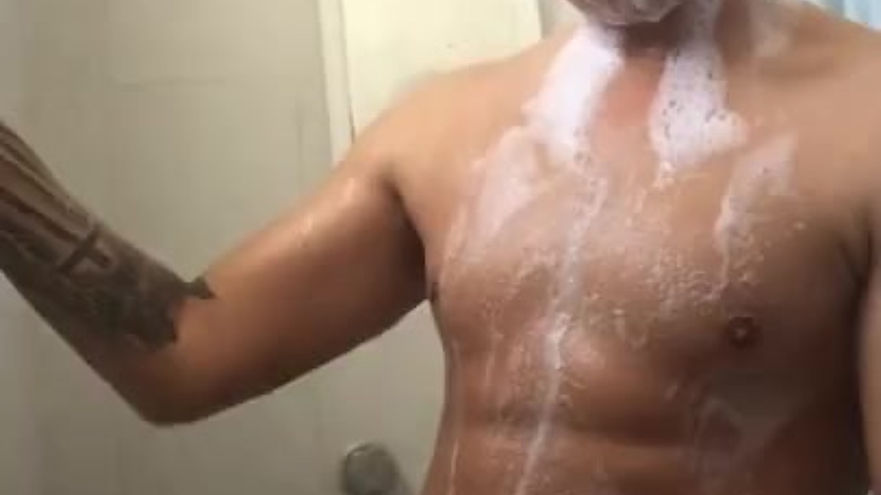 Chico malo ejacula en la ducha. Hombre solitario juega con su vergota.