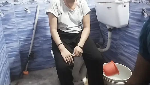 Gaav ki ladki ko bathroom me akele le jakar pura lund muh me dall diya gaand chut ki hard fucking