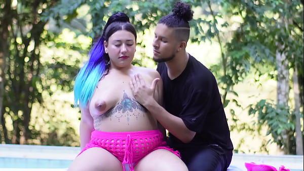 Masseuse makes hot chubby girl squirt in public with her magic fingers