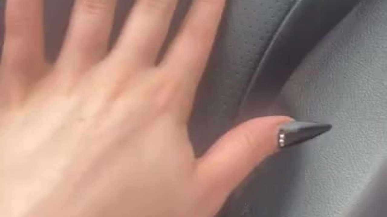 Ellie Louise babestation 19 years old ! Just got her nails done and showing them off💅