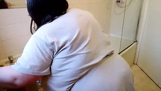 Sbbw attempts to take a bath, can she fit?