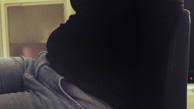 Cuando el negro no puede ocultar el tamaño de tu barriga