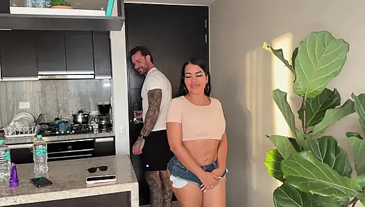 Colombian Girl Dictates Sex She Meets Foreigner and Ends up Fucking Without Condom in Her Apartment