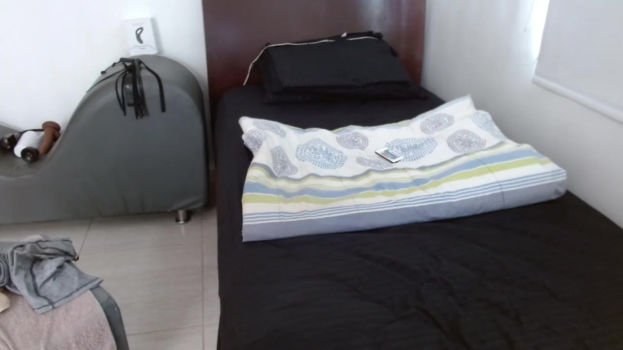 La visita de mi madrastra y mi hermanastra me dejo muy cachondo