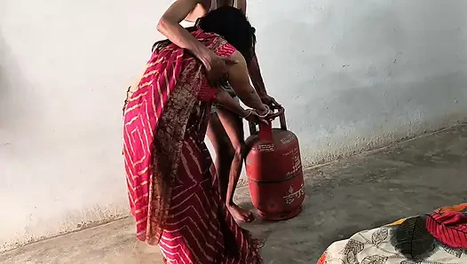 Pados Wali Bhabhi Ko Gas Cylinder Lagane Ke Bahane Ghar Me Ghodi Banaa K Choda Aur Sadka Muh Pe Nikaal Diya