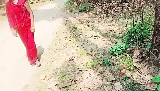 village bhabhi jungal me chudwane ke liye gayi