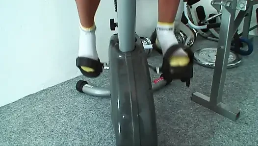 Sexy redhead with perfect tits gets her wet wet pussy fucked at the gym to get splashes of hot cum