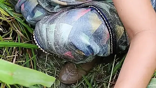 Gaon ki desi ladki ko sadi mein khet per doggy Banakar munh mein land chuswa karke chod