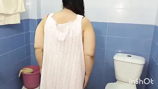 Desi bhabhi bathroom me nahate hue chuth me ungli kar di