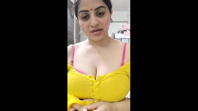 Instagram influencer Vandana Pathak live showing pink bra strap