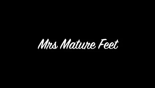Mrs Mature Feet Toying in Fully Fashioned Stockings 434