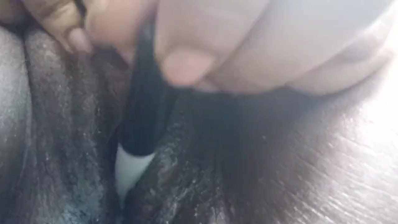 Rubbin oil on my fat pussy til i squirt