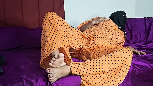 The desi whore wife quenched her thirst. Alone at home, she inserted a toy into her pussy and released water.