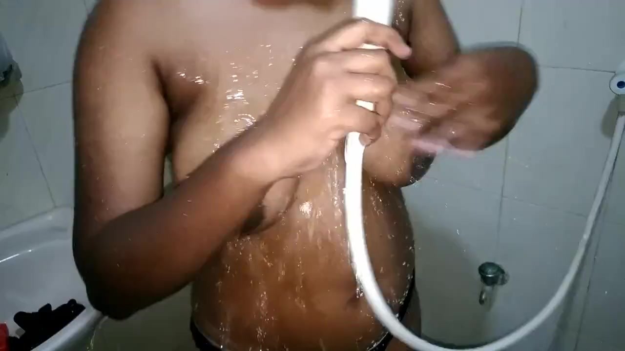 Srilankan Sexy Girl Taking Shower - කෙල්ල නානවා තන්⁣ දෙක එලියෙ දාගෙන