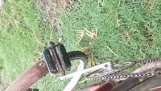 Yangzi apni chut ka ched dikhati hai uska naraj pati jangal me mutthi marta hai