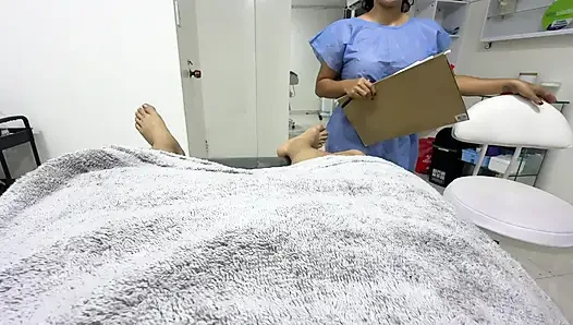I went to the doctor for knee pain and she grabbed my cock