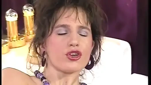 MILF slut plays with her favorite dildo