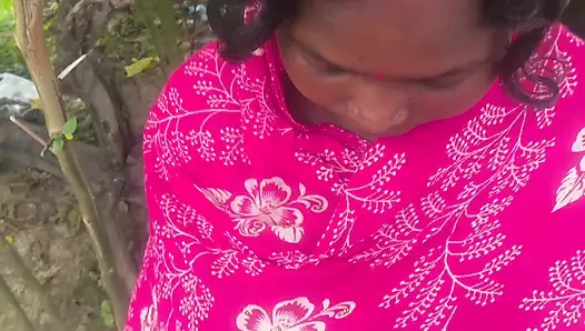 Bhabhi ko jungle mein le jakar chudai ki outdoor