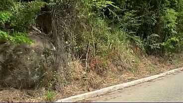 Esposa se encontra com o comedor e tira a calcinha na rua ! casada putinha