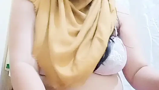 turkish vaginabig88 masturbates while her big bobo wobble atound