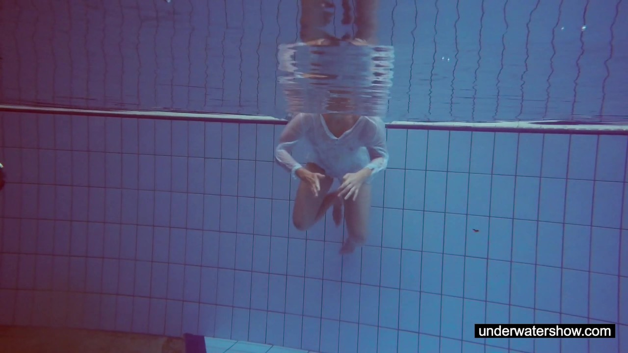 Cute Melissa plays underwater