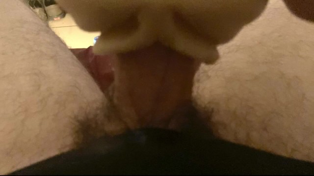 Mec tatouer baise une belle chatte jusqu’à l’orgasme fleshlight
