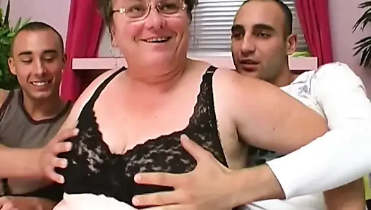Mature MILF Takes Thick Cock in Hardcore Threesome