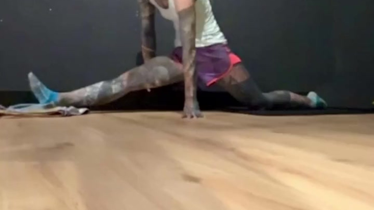Tattoo model Anuskatzz gym routine 2024 compilation sport bodybuilding fit girl fitnessstudio splits