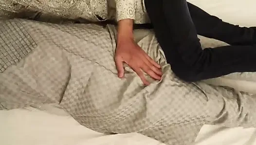 When the Housewife Got Pregnant, She Put It in Her Mouth