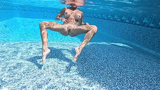 Super Hot MILF Tatiana Steele Gives Ian a POV BJ in the Pool