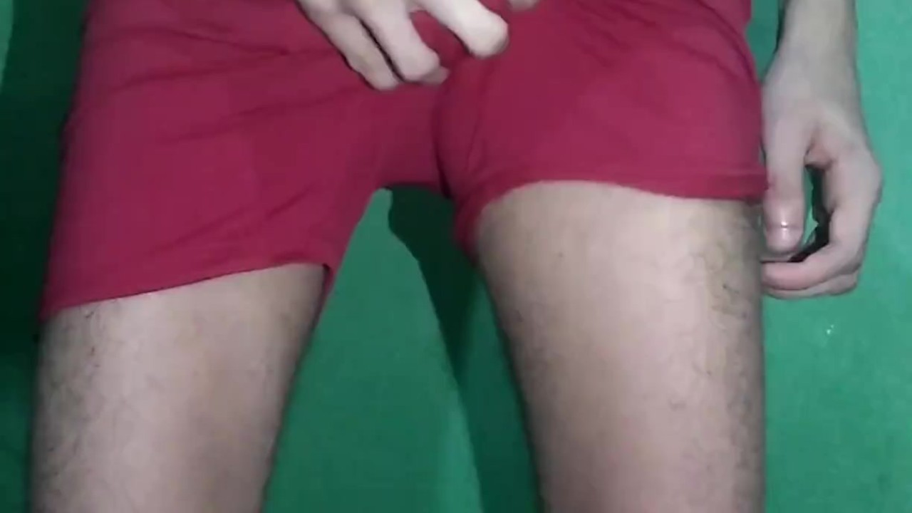 Peludinho tirando a cueca vermelha e mostrando tudo