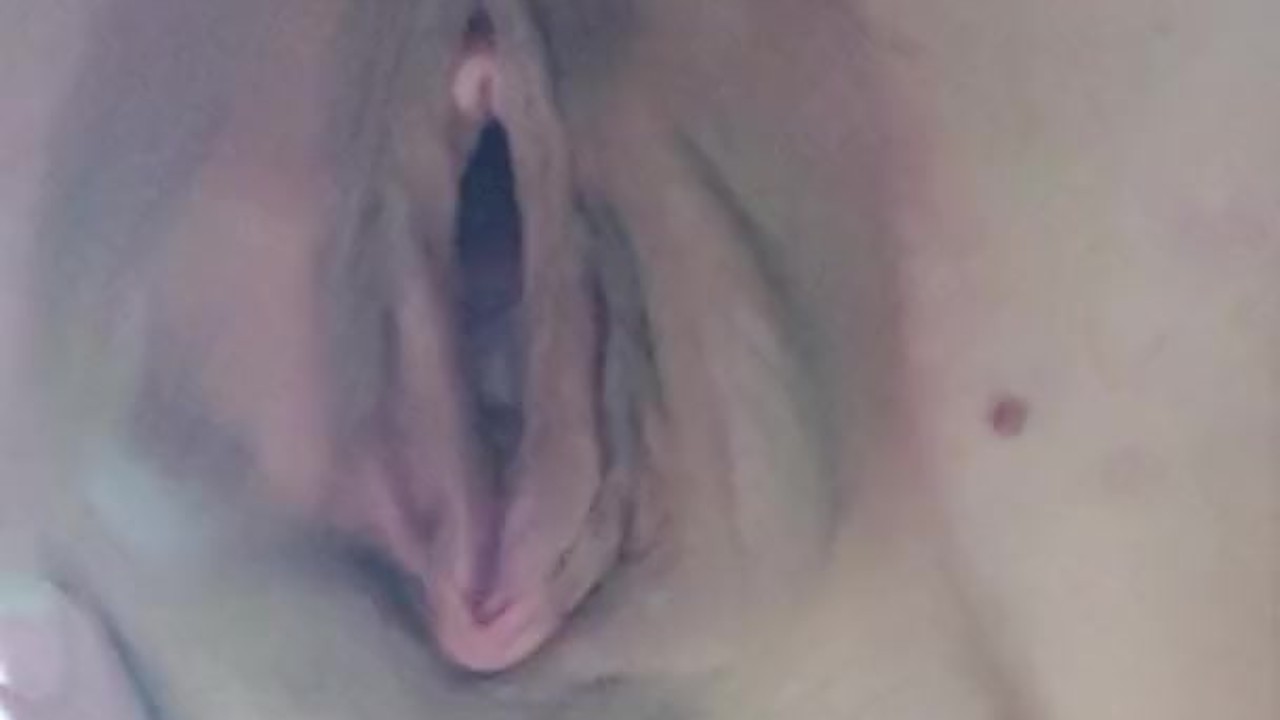 Chubby teen stuffs loose pussy with an apple