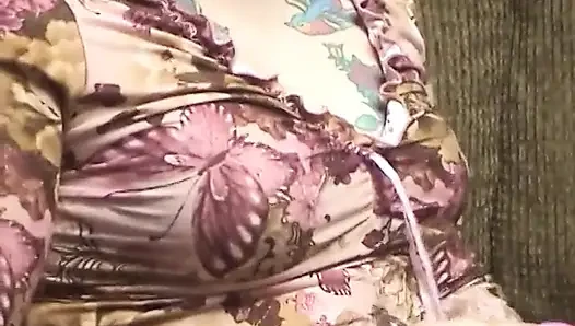Fat chick suck a glass dildo before inserting it in her pussy