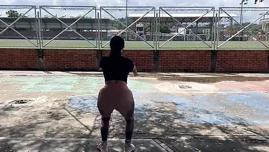 Big-assed Colombian anal sex with a stranger in a public park in colombian