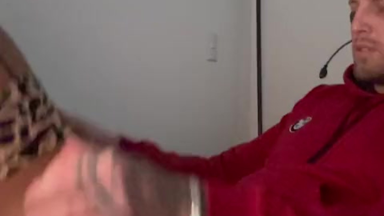 Estava jogando e ela veio querendo porra na buceta