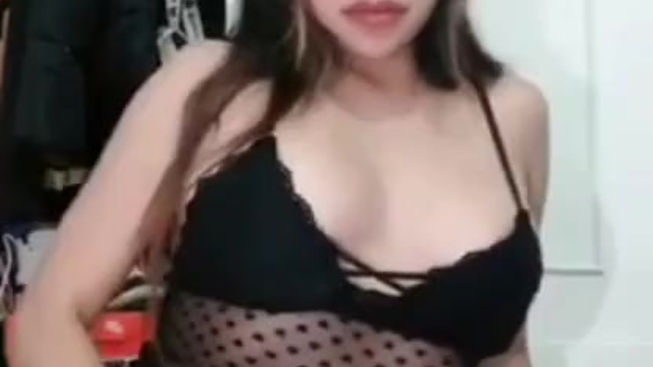 hermosa masturbándo su dulce coño hasta correrse a chorros