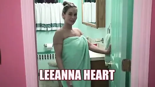 Busty MILF Leeanna's sexy bubble bath