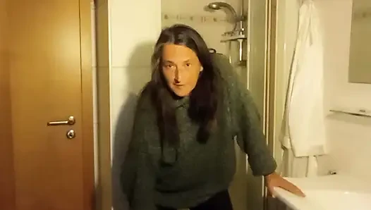 Everyday look out – Eva shows off her natural Rubens figure in the bathroom